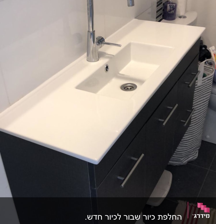 כיור עם ברז כרום בחדר אמבטיה